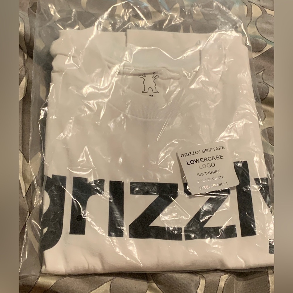 NWT GRIZZLY GRIP TAPE AUTHENTIC MEDIUM WHITE TEE WITH BLACK TYPE LOGO - Picture 2 of 6